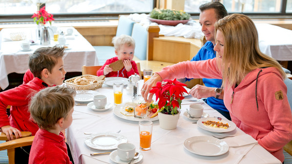 Familie beim Frühstücken im Restaurant im NockResort in Kärnten